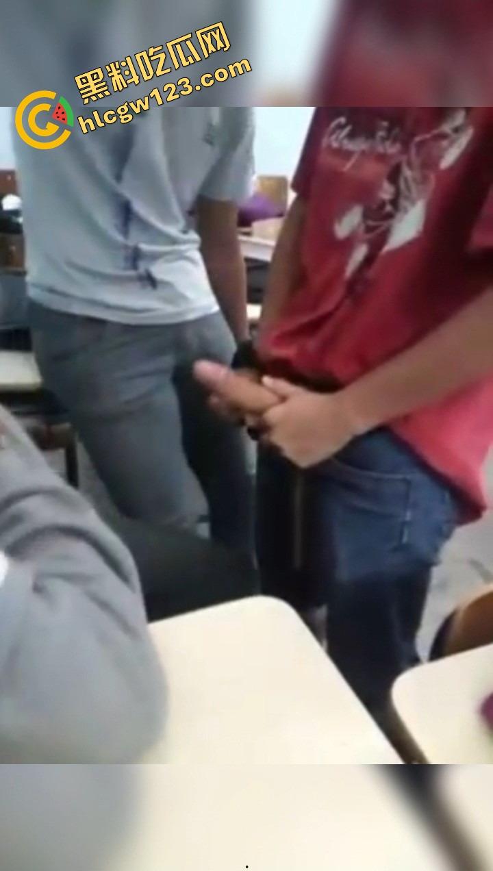 国外高中生是真的开放，骚逼女生摸了摸男友鸡巴就不行了 ，教室桌上趴着操到逼肿站不稳！-7