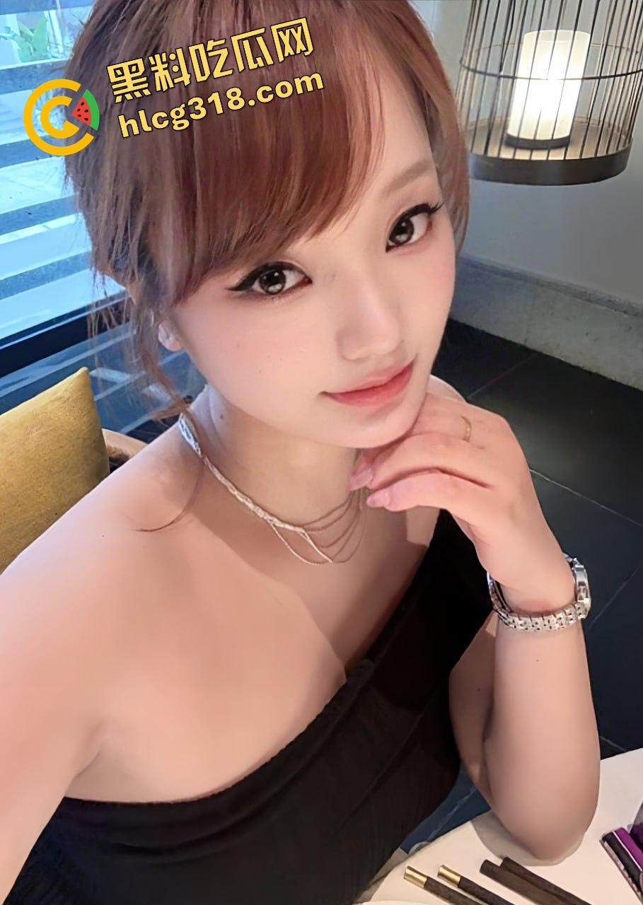 厨房忍不住操老婆，直接在厨房台子上舔骚逼吸奶子，小手指插穴玩到高潮，家里哪都能干！-1