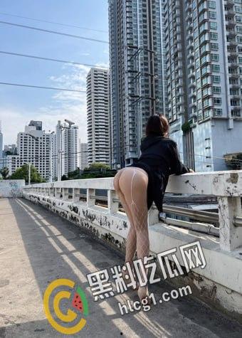 抖音阿朱 新作！到哪都是焦点的超级网红女神 性感网袜户外大胆开放-12