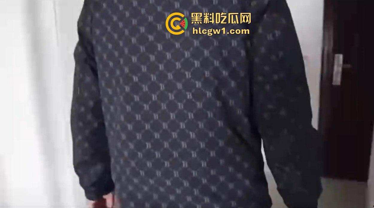 汉中市开锁师傅开门无辜撞见绿油油现场，绿帽现场捉奸，奸夫淫妇正骑马大战，老婆慌得连B都夹紧了！-2