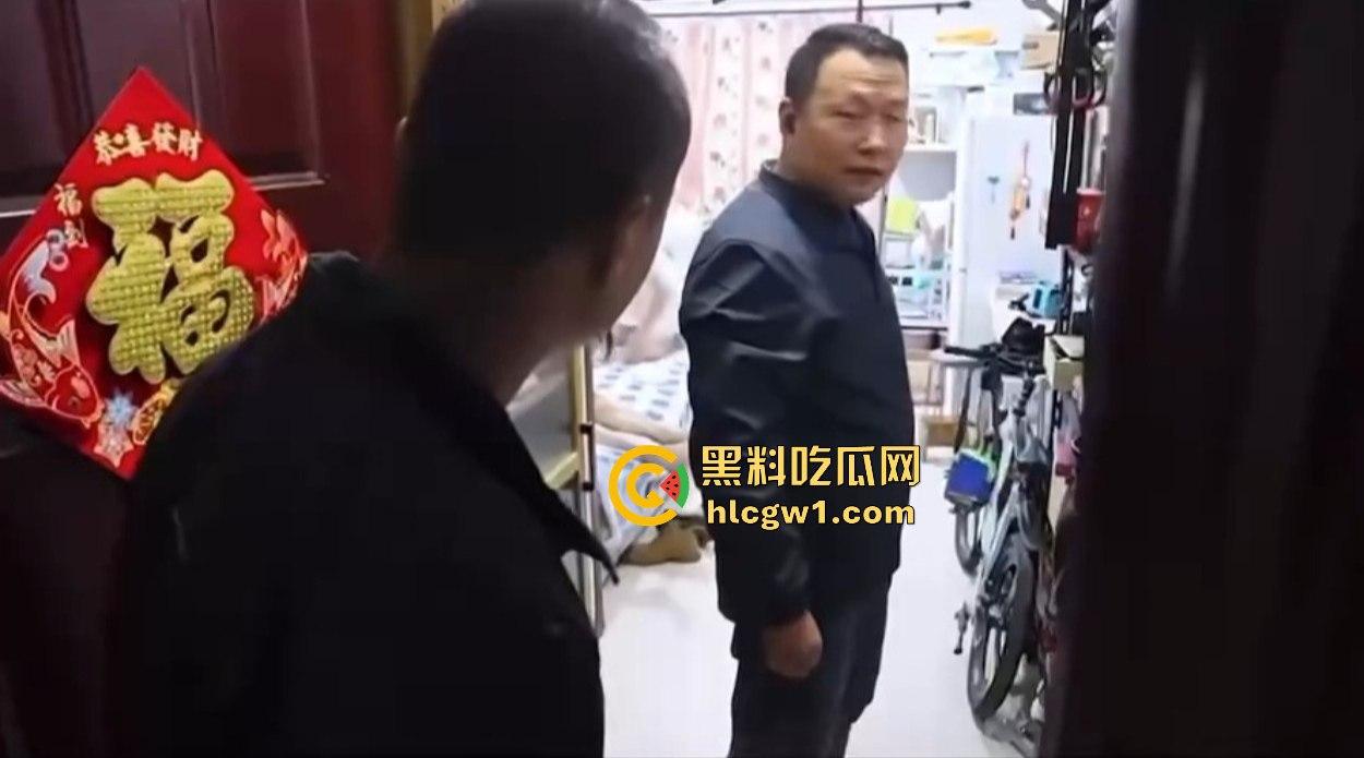 汉中市开锁师傅开门无辜撞见绿油油现场，绿帽现场捉奸，奸夫淫妇正骑马大战，老婆慌得连B都夹紧了！-6