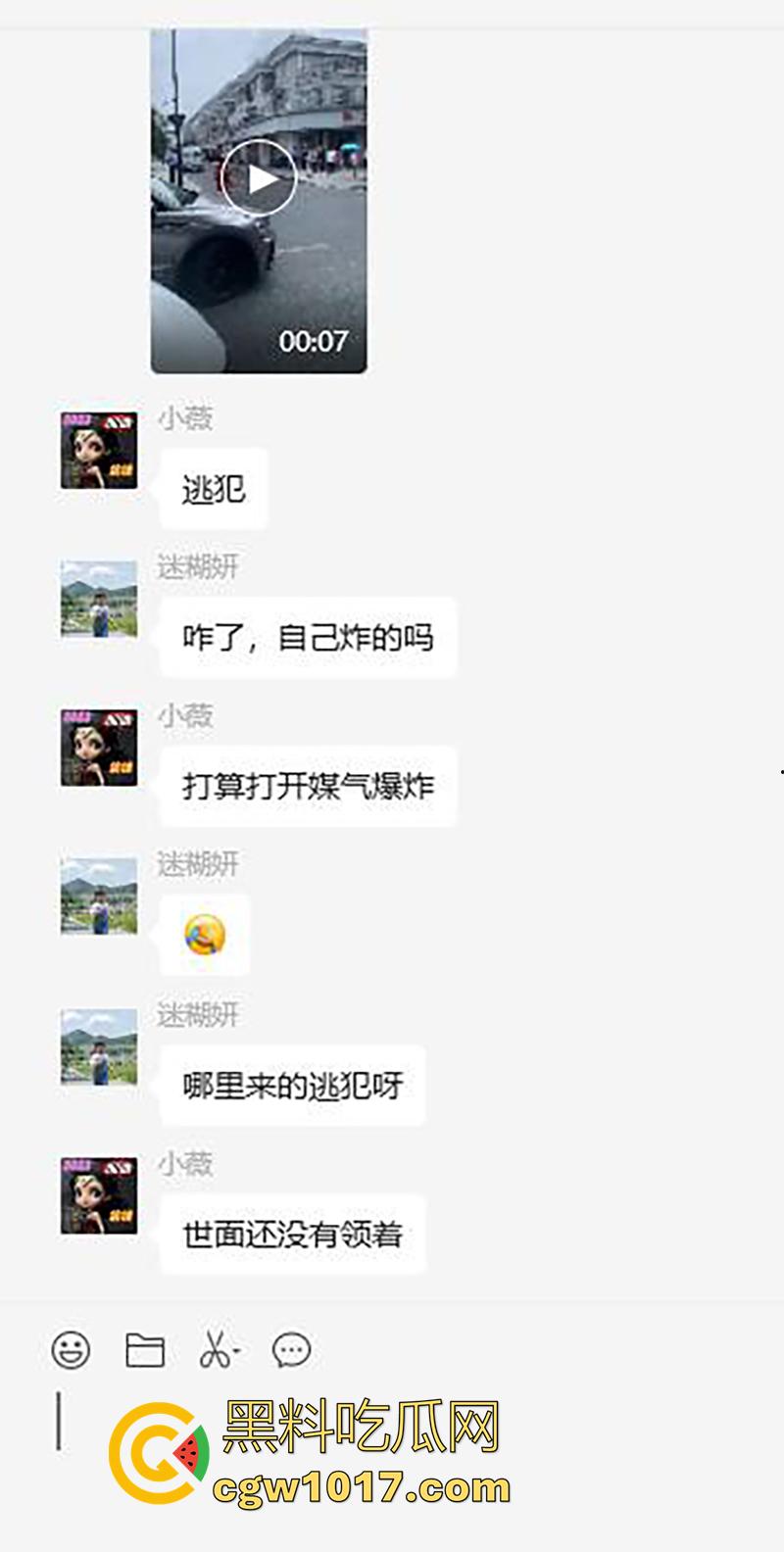 景德镇惊现恐怖分子，一男子手持液化气罐，点燃后与警察对峙，男子怀疑精神有问题！-1