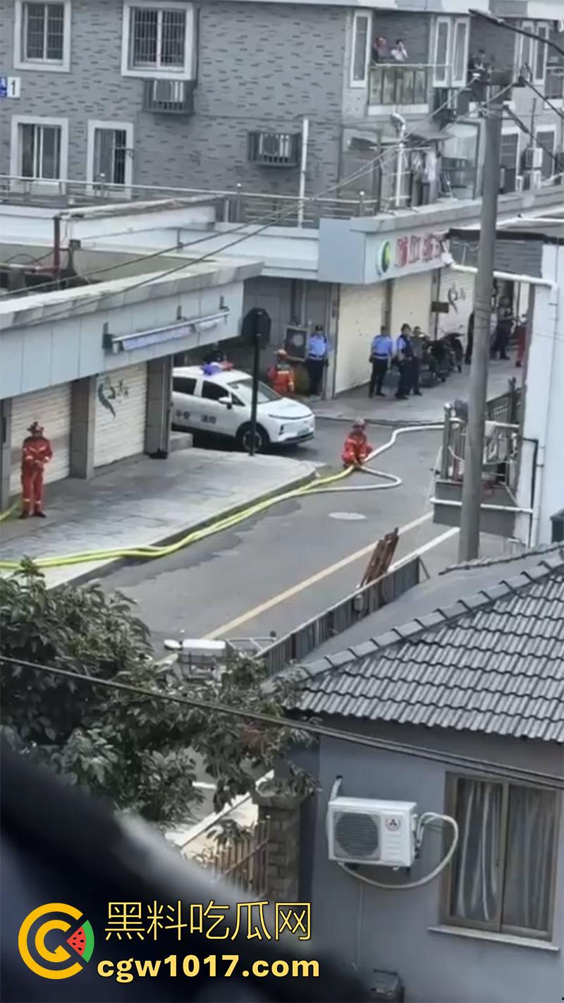 景德镇惊现恐怖分子，一男子手持液化气罐，点燃后与警察对峙，男子怀疑精神有问题！-6