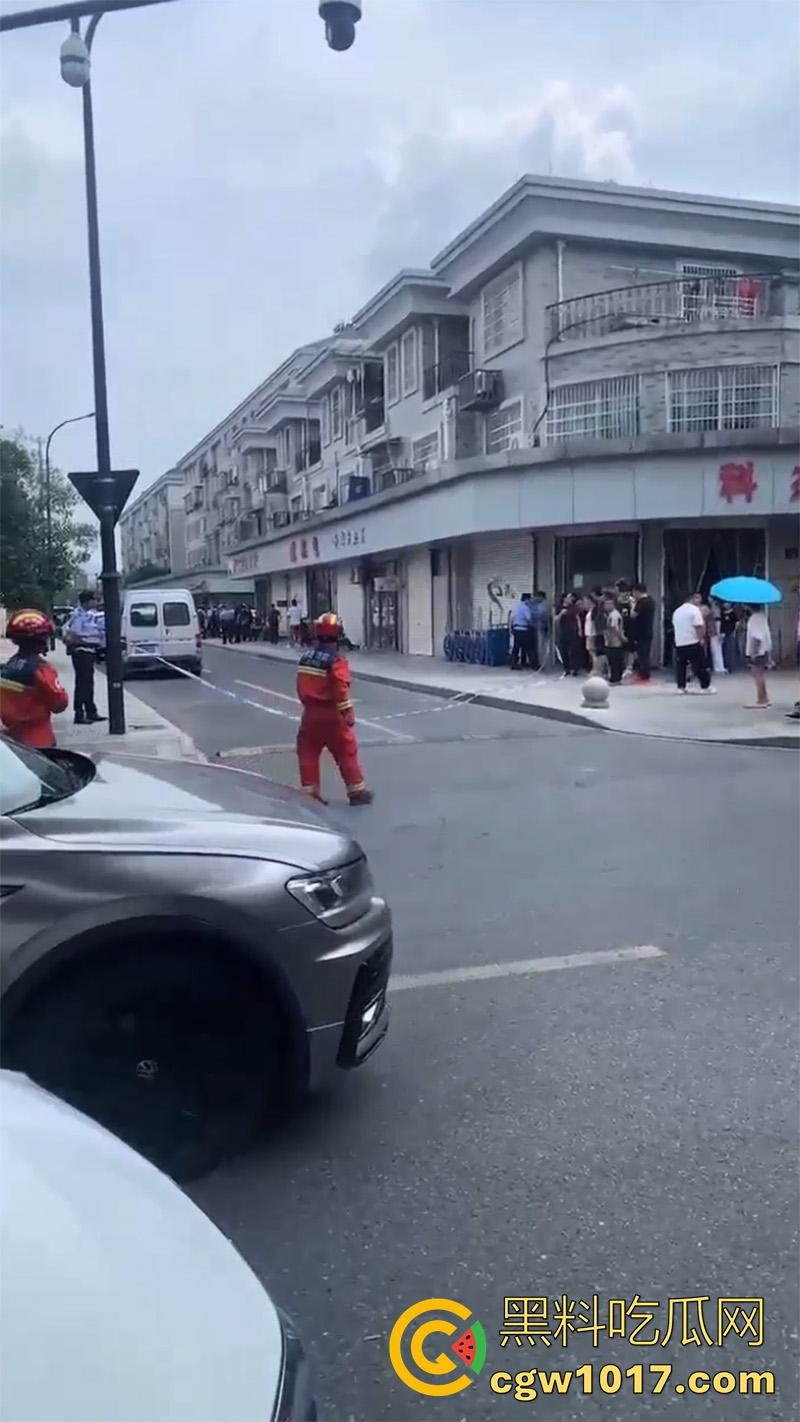 景德镇惊现恐怖分子，一男子手持液化气罐，点燃后与警察对峙，男子怀疑精神有问题！-7