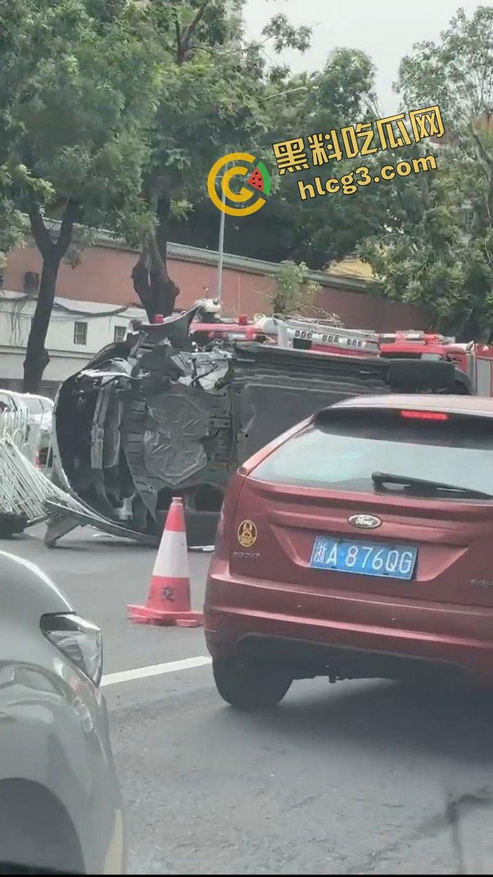 广州比亚迪 宋飞速撞上福特 冲破护栏侧翻在地 两车受损严重 两人受伤！-5