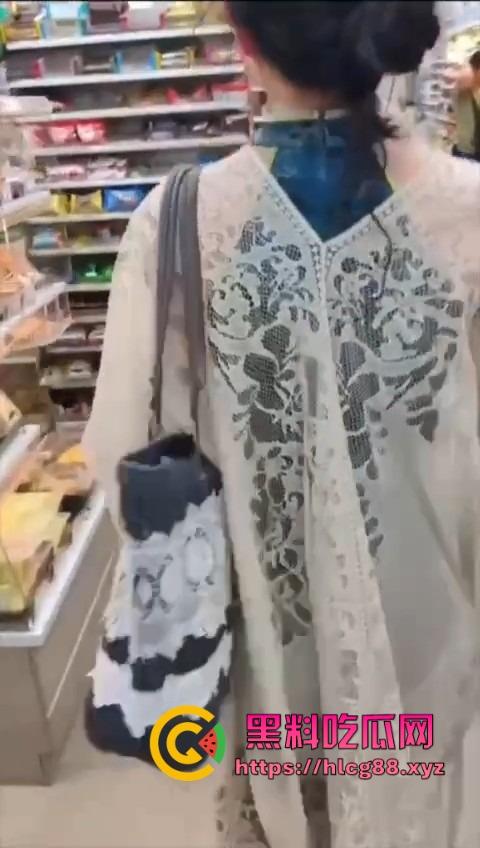 泰国街头搭讪之狼，见女就尾随跟问2000能否操一炮，不行装小鬼子喊摩西摩西花姑娘打炮的要不！-4