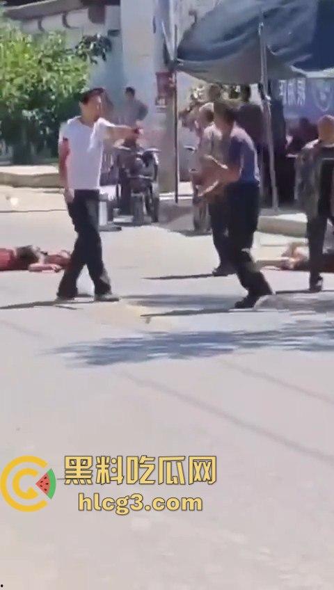 老年白起大街上互砍，镰刀攻击的场面令人震惊！梦回宇将军-1