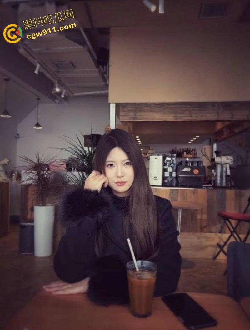 四川成都清纯女友【成佳怡】，与男友异地露脸裸聊视频，双手轻揉白嫩美乳，白虎嫩穴粉嫩多汁！-5