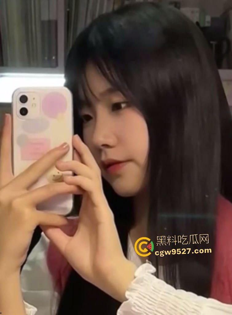 湖南花垣【杨静静】自拍喷水！刚毕业大学生被男友手插潮吹，骑乘鸡巴说是自己骑单车练的！-1