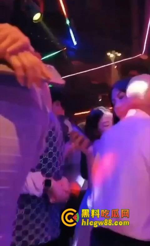 你大爷还是你大爷,退休不跳广场舞,直接拿退休金冲妹子,享受生活才是硬道理!-4