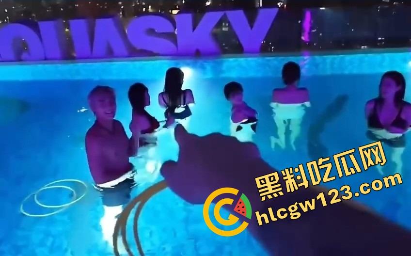 有钱人的游戏怎么玩？海南泳池派对套圈不套礼物套比基尼骚逼，一圈一个骚鸡，水面上全是浪叫声！-9