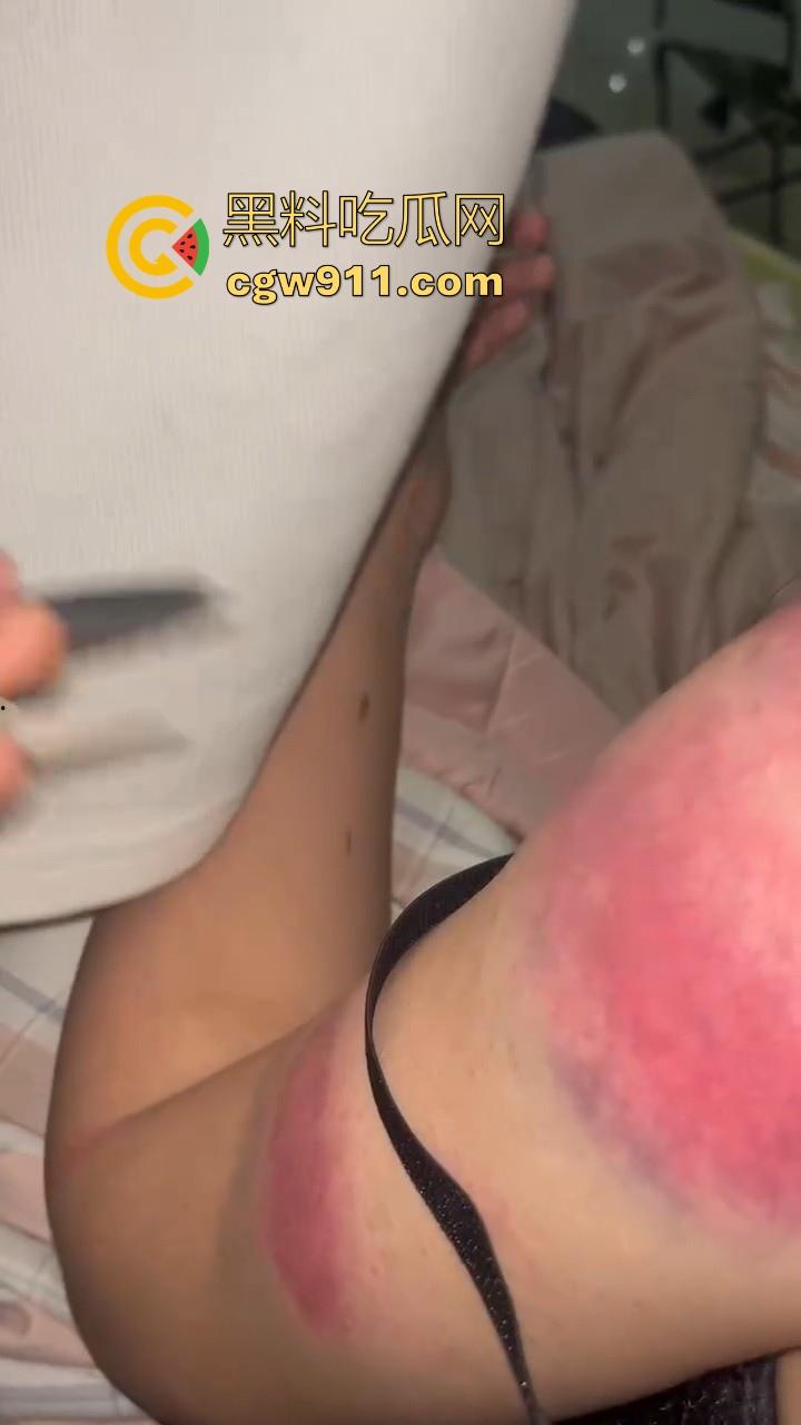 广西精神出租房围殴霸凌敌对小太妹，棍棒齐上，拳打脚踢，脱下衣服伤痕累累，战斗力丝毫不输男的！-9