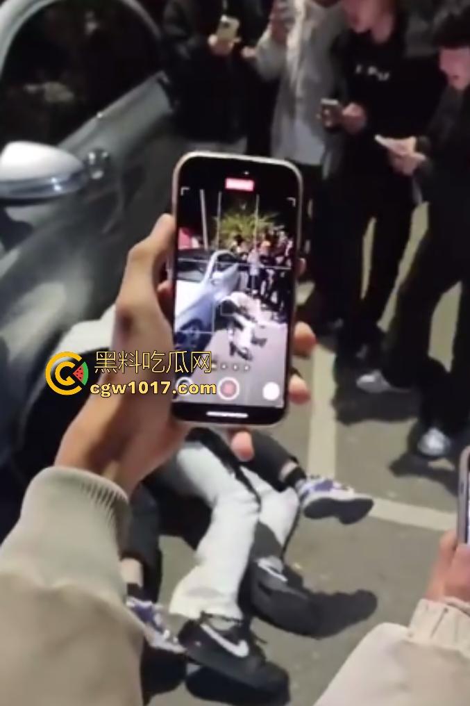 广西桂林谢霆锋1打4个C罗，只为争夺女友，谢霆锋没穿衣服被几个C罗当足球踢，真男人就要敢于单挑！-4