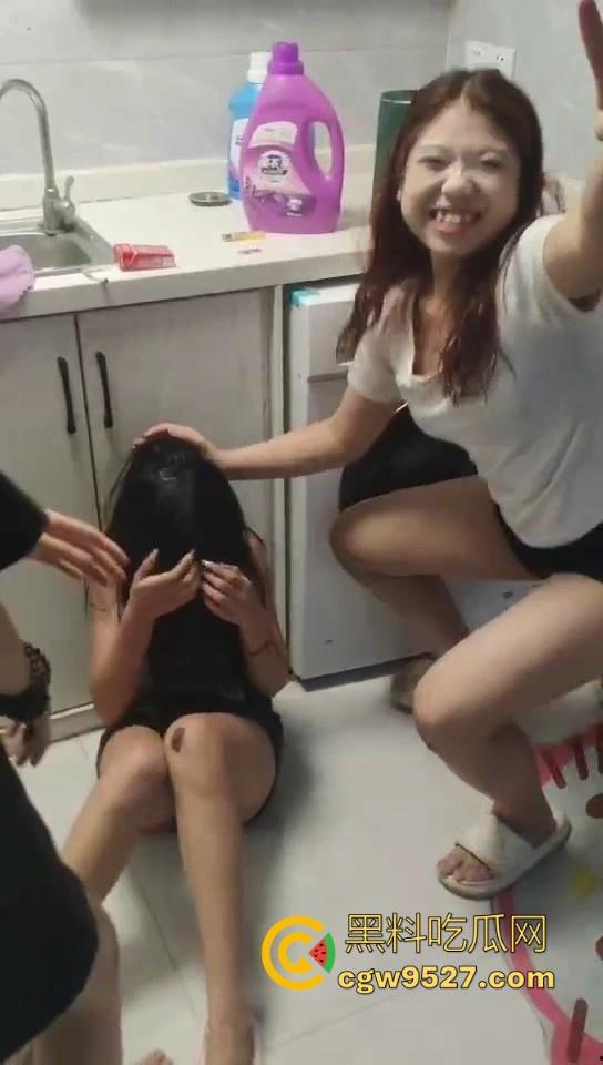 现在的精神小妹下手可是真狠啊！足足围起来殴打了十几分钟还不解恨，边打边对着镜头比耶！-3