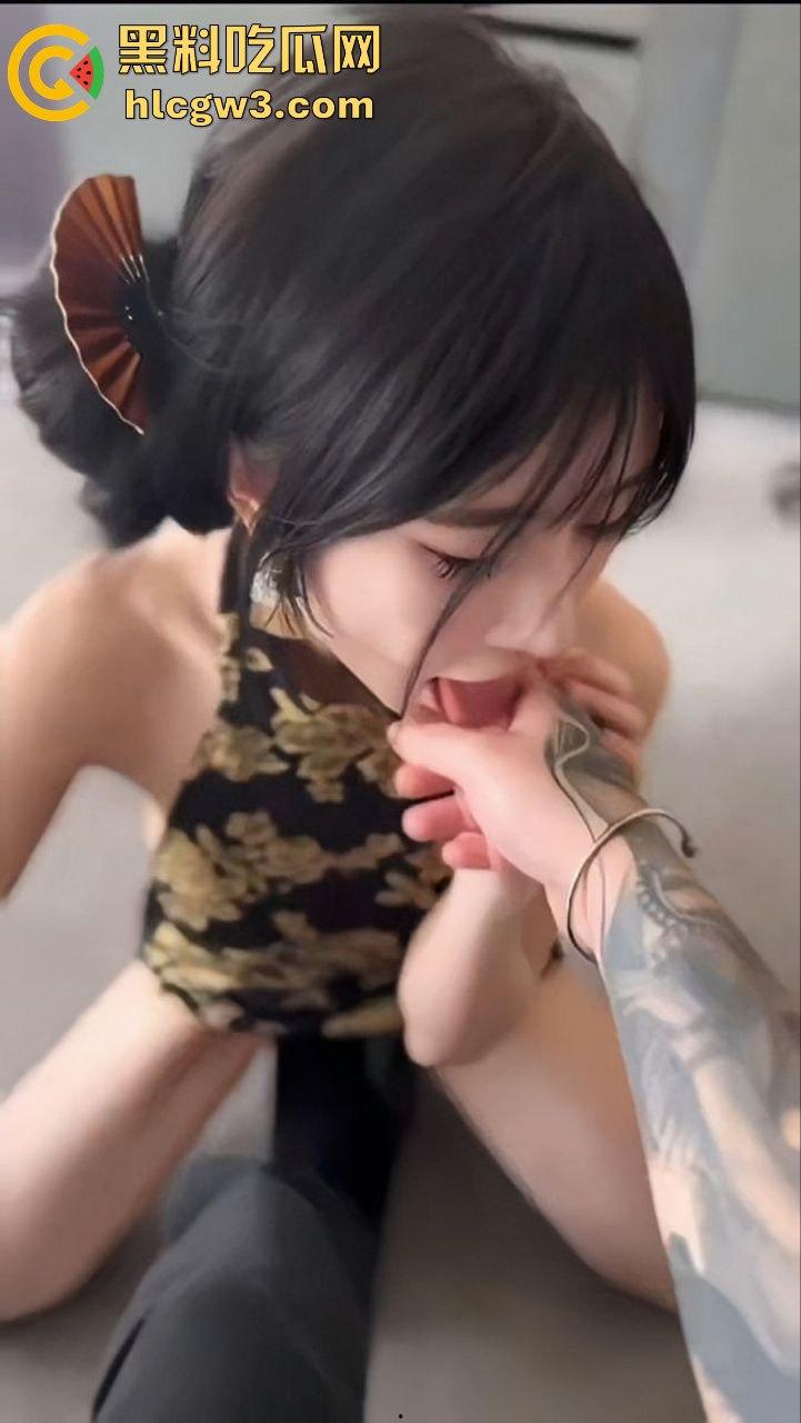 金丝眼镜女神『Song』骚气炸裂 旗袍开到胯根嘴巴就是炮架 骚样淫到让人忍不住想射她脸上！-7