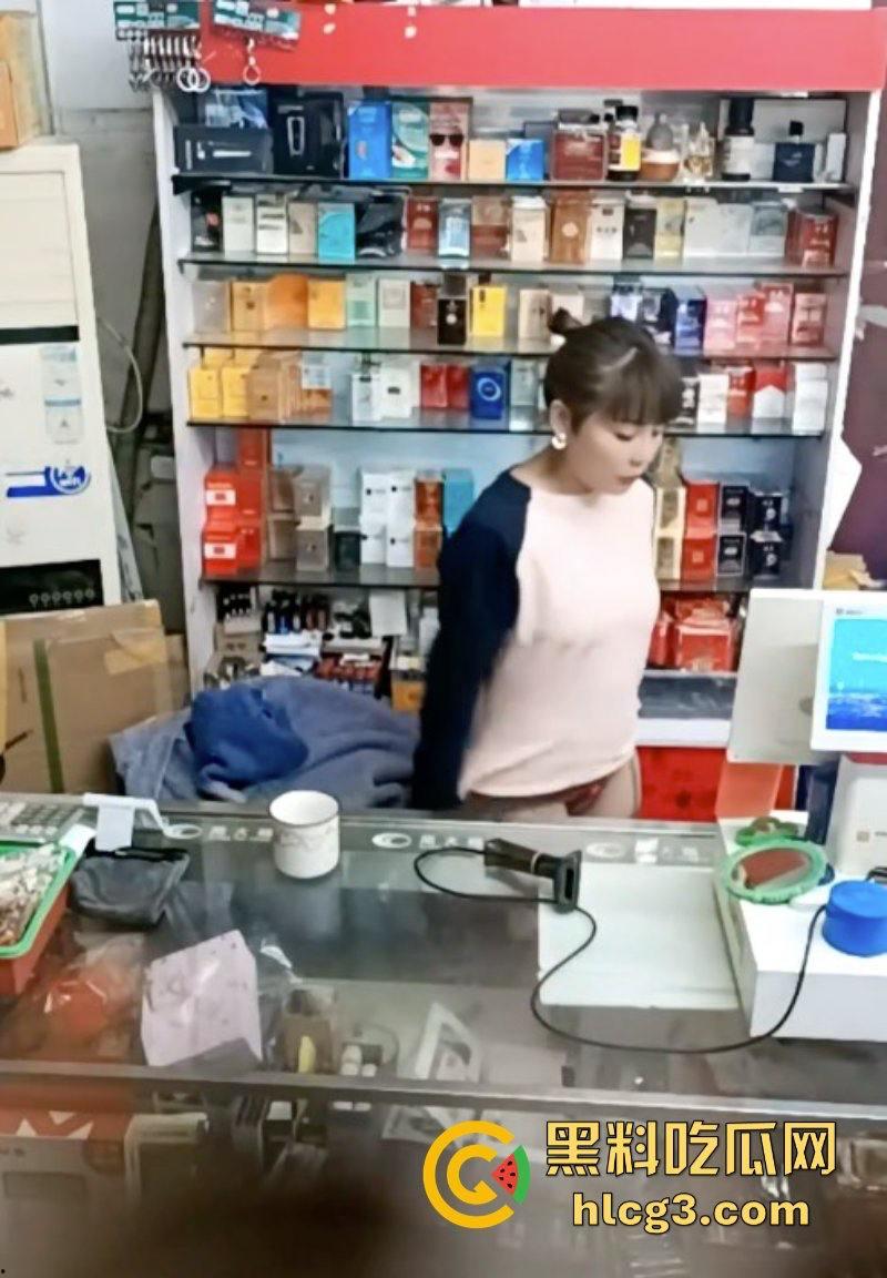 晚风吹人醒 风骚杂货店老板娘【肥姐】透明装诱惑男顾客勾引进小屋性爱啪啪！-1