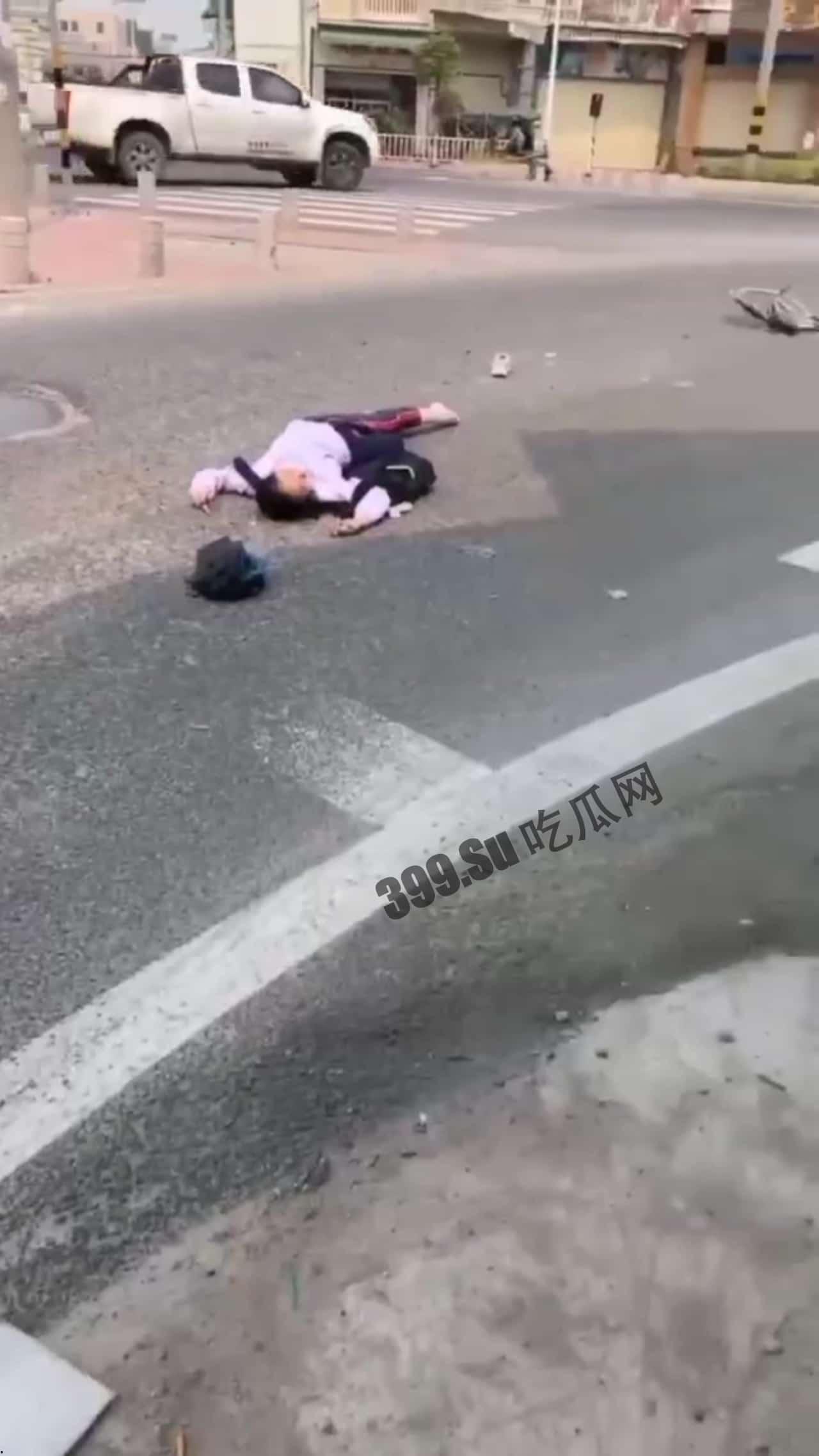 4月14日广东潮州彩塘中学 彩塘中学 女生骑车下午上学被搅拌车碾压 ，可怜了 ，当场死亡-5