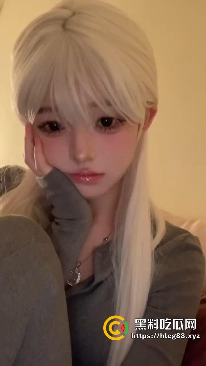 抖音美少女【鳗鱼mumu】推特卖逼，真名胡雯丽江西贱货背着男友收门槛裸聊，亲爹猥亵变态瘾曝光！-10