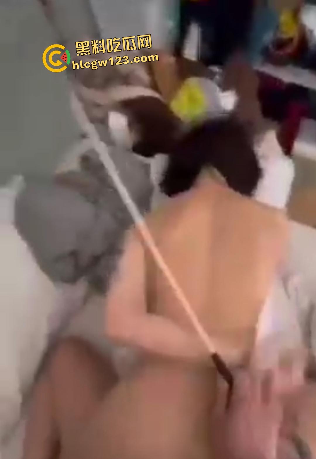 “绿帽小少妇”自拍做爱，情趣酒店反差自拍让老公看自己被狂操，符文加成淫水更多！-2