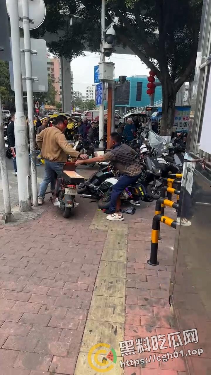 广州西村地铁站门口 男子疑似感情问题提刀狂砍另一人 男子被砍得满脸是血也不离开 真男人就是干-4