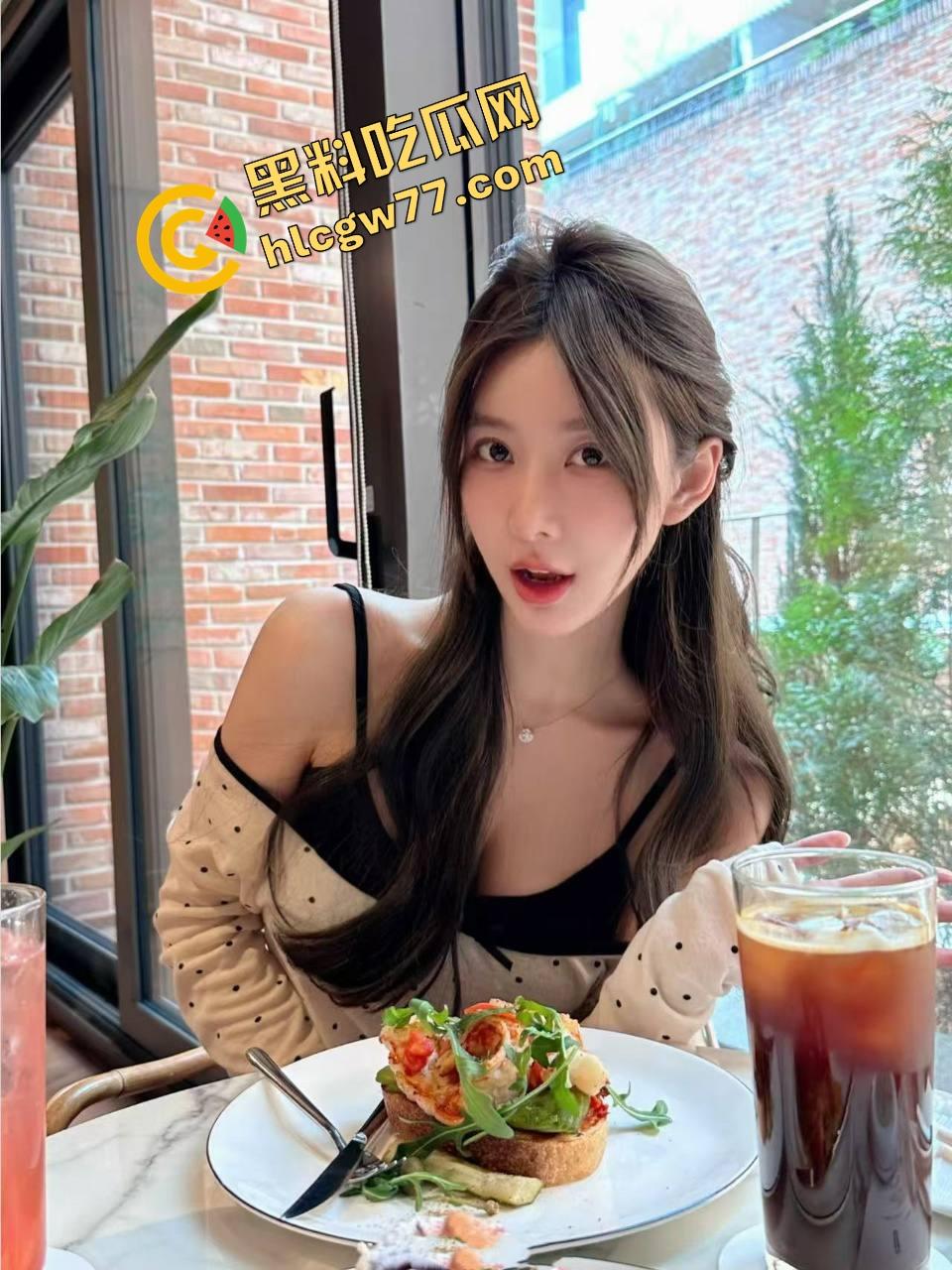 女友嘴上说一个人去三亚散心，背地里跟别的男人酒店爽翻，舔狗男友被绿到发光，三亚沙滩成了女友炮房！-14