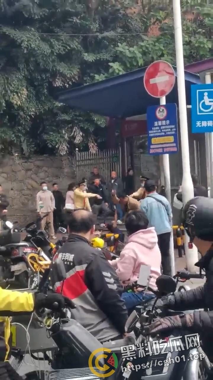 广州西村地铁站门口 男子疑似感情问题提刀狂砍另一人 男子被砍得满脸是血也不离开 真男人就是干-6