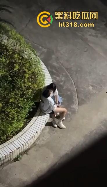 四川理工大学，小情侣教学楼下激情抠逼，清纯少女微张小腿闭眼享受，小心扣发炎噢！-6
