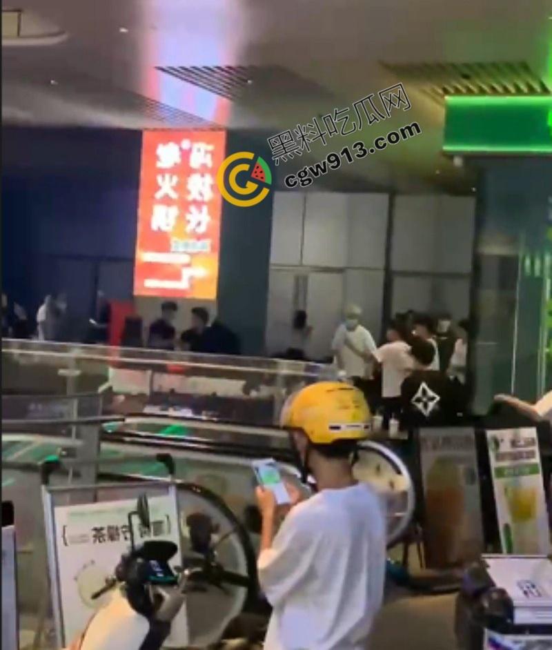 四川成都万达广场上演现实版古惑仔血战，精神小伙火爆互殴，商场一片狼藉，网友直呼比电影更震撼-1