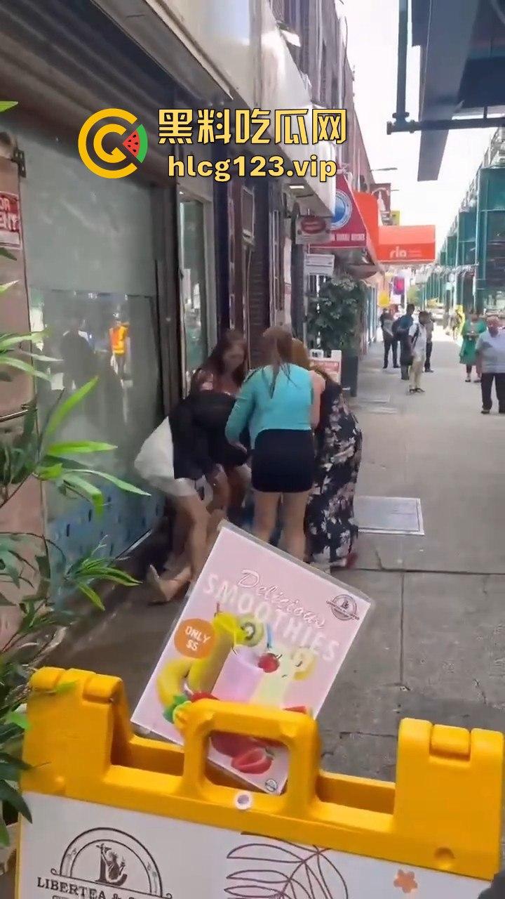 纽约华人区站街女为抢客户互殴，白天华人打晚上洋马拼，唐人街的行情卷成这样了？-5