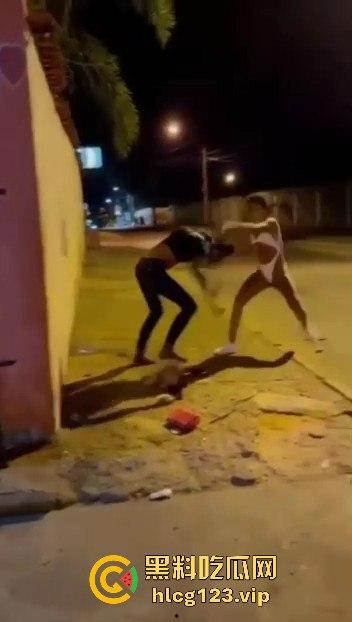 纽约华人区站街女为抢客户互殴，白天华人打晚上洋马拼，唐人街的行情卷成这样了？-11