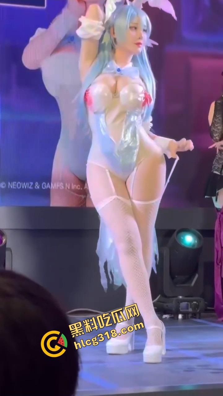 韩国coser空降B站舞台动作撩到飞起，合影姿势贴身卷全场，内地coser被比成木头死尸路边货！-11