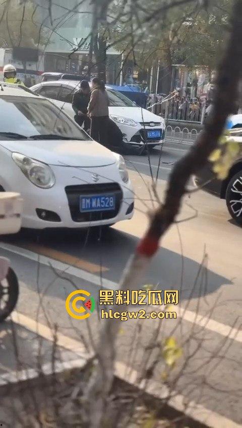 甘肃兰州豪车婚礼翻车 劳斯莱斯婚车队撞成车祸现场 这婚礼是真特么终身难忘！-9