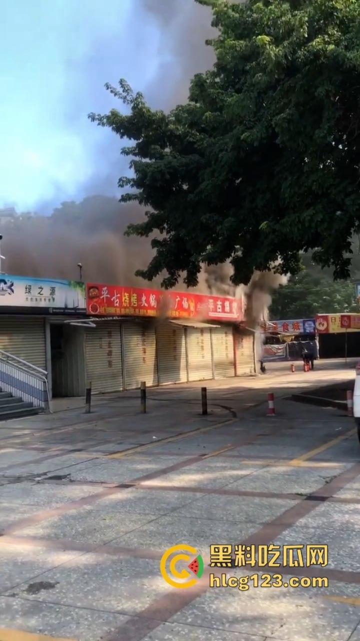 现场烤串？梅州百花洲影院旁边的烧烤街发生火灾 一排商铺受联损失惨重-4