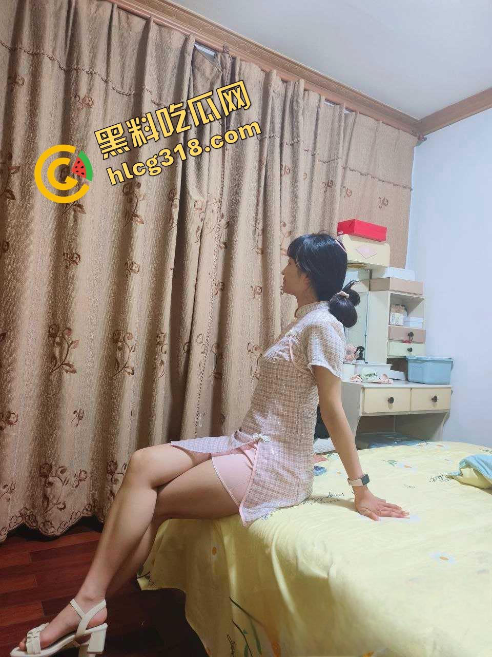 出轨上头后被玩成牲口，已婚白衣人妻『林妍』沦为情欲母狗，夜夜被炮友爆操调教，蹲地舔棒成奴隶！-5