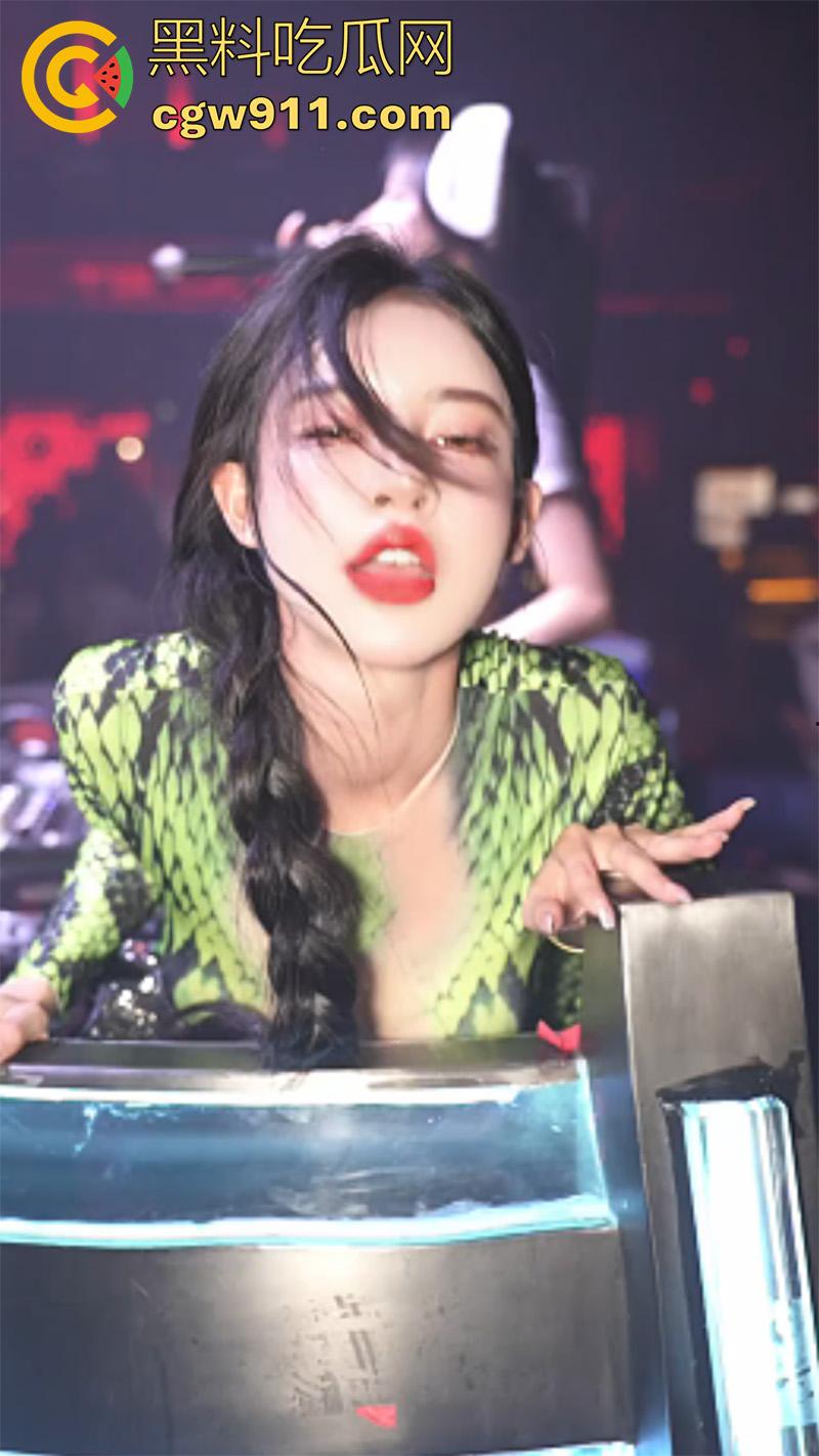 穷人女神富人母狗，有钱人的精彩夜生活，酒吧性感DJ和dancer，被大哥带走各种操，这生活真让人羡慕啊！-1