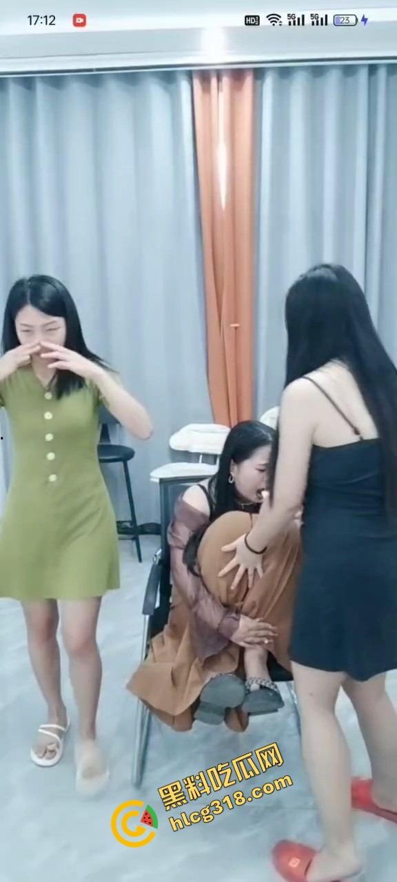 输了游戏的小母狗被嘴里塞纸团，弹弓弹逼暴新玩法？小穴一颤喷水，隔着屏幕都看的人疼！-9