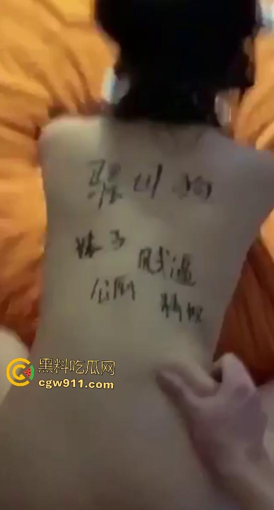 上海大学女神【闻静】，酒店楼道跪舔巨屌，背上被男友写满“母狗”字样，爸妈送你来上学当狗！-8