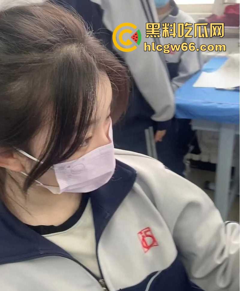 广东遂溪县高中艺术楼惊现女声淫叫 门下偷拍高三情侣光腚野战 视频流出引爆校园！-5