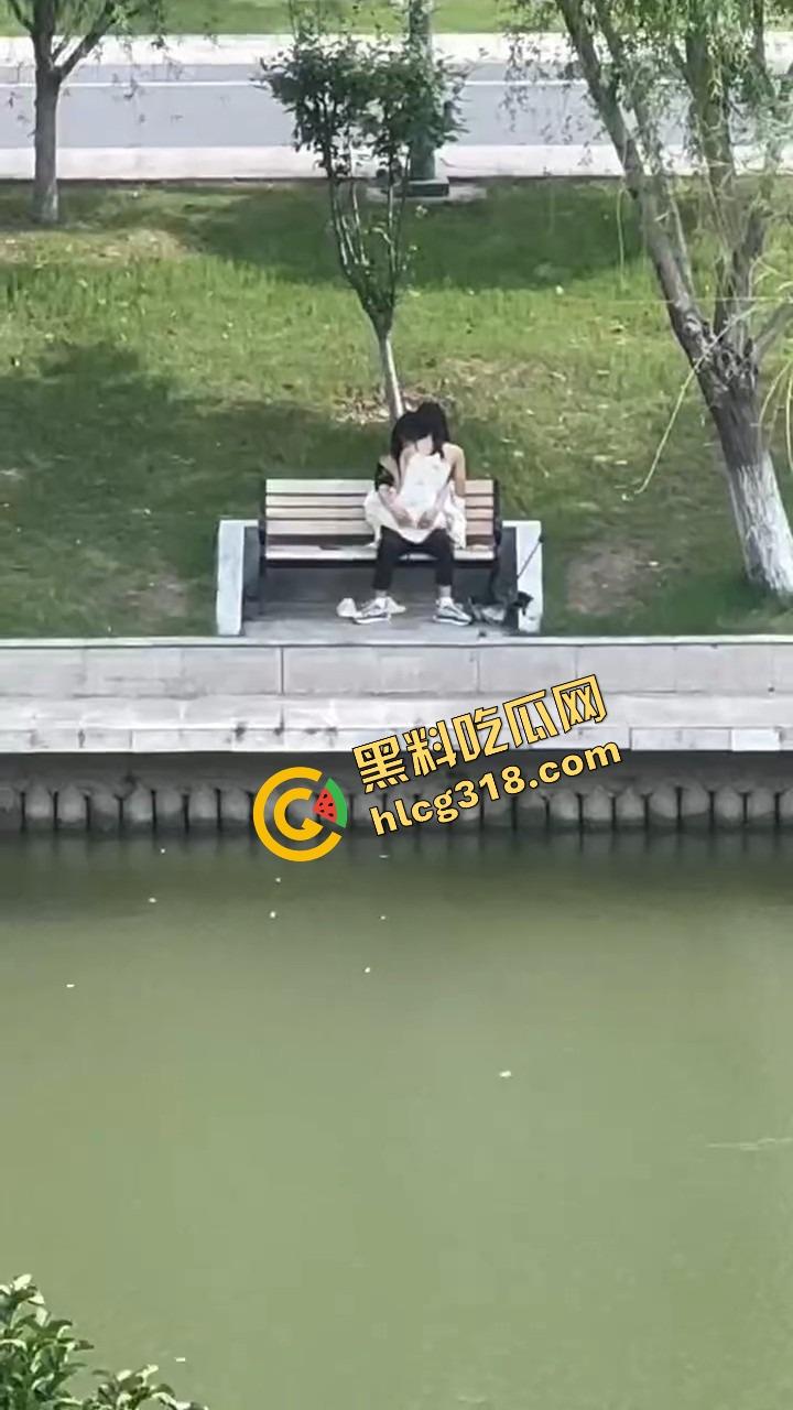 校园长椅小情侣河边裙下整活，抠完逼直接开干，朋友圈疯传辅导员点赞评这就是校园爱情！-4