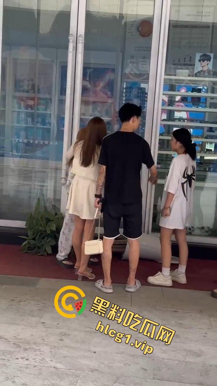 自贡市华商国际城上演精神小妹女人大战，场面火爆引人围观！-9