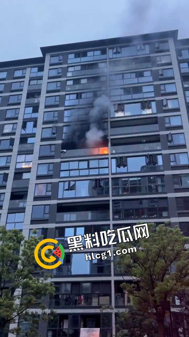 杭州时光里火灾现场无码版！男子坠楼砸伤救助人员 希望人没事-4