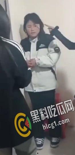 “说话呀 你他妈要死啦？”一帮精神小太妹合伙把老实人骗到楼道角落里围殴暴打 拳脚相加 下手狠毒-6