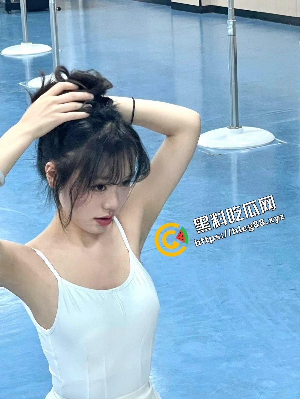 湖南艺术职业反差舞蹈生【胡可】网聊卖视频线下约炮，188元过门槛观赏极品美乳粉逼酮体！-4