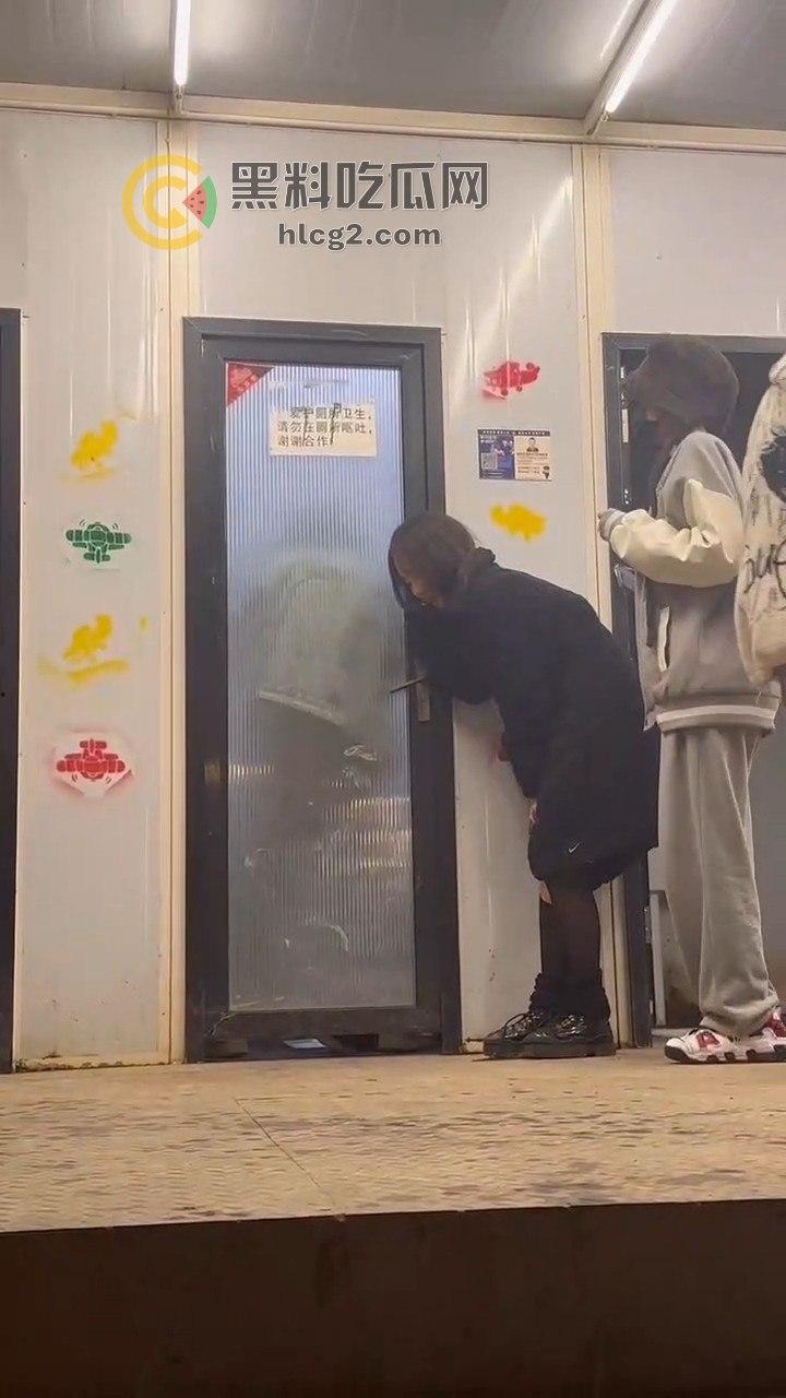 透明玻璃门暴露无遗！小情侣卫生间激情做爱被围观，吃瓜群众直播全过程！-7