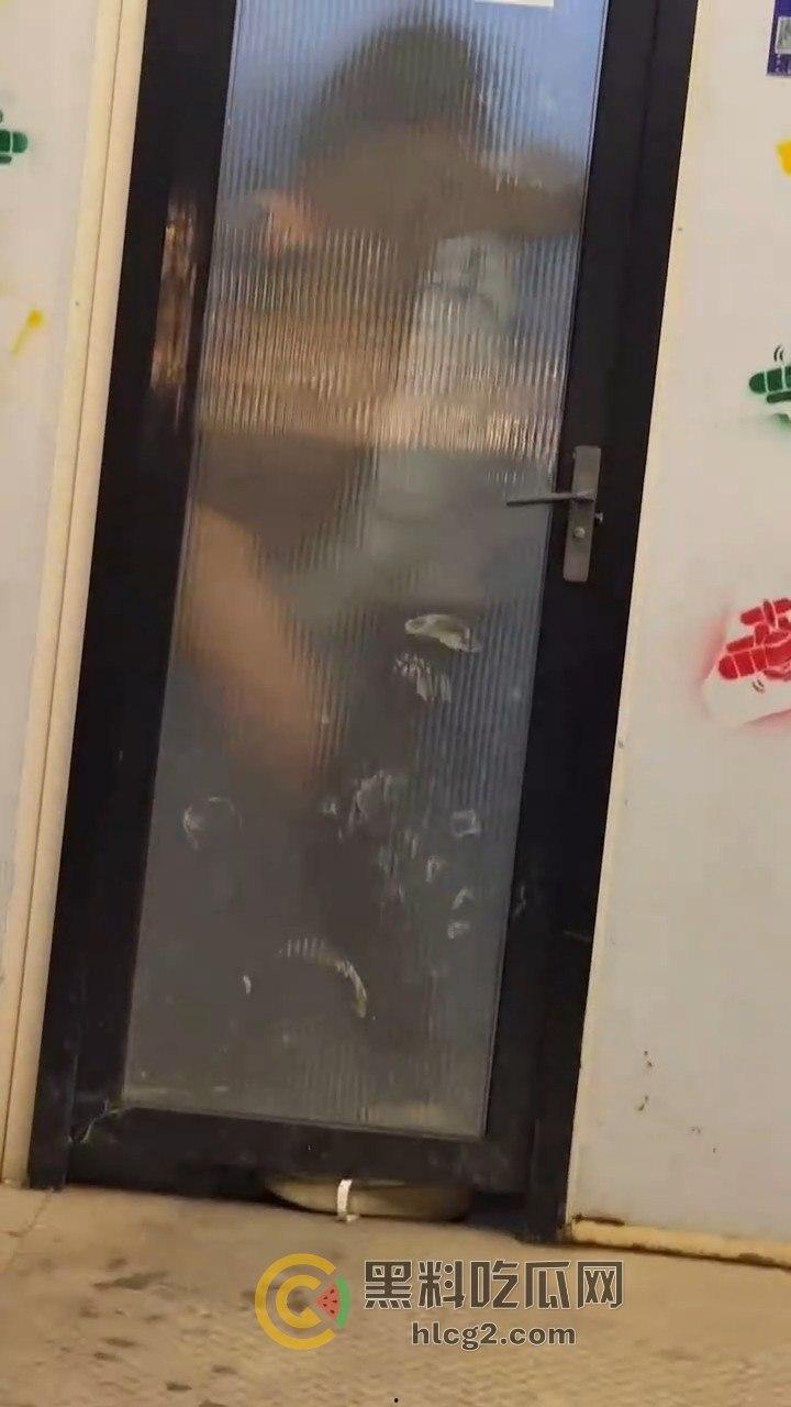 透明玻璃门暴露无遗！小情侣卫生间激情做爱被围观，吃瓜群众直播全过程！-8