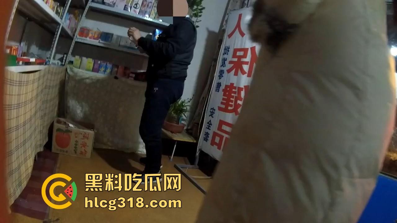 成人用品店现场试穿试用老板推荐商品！与老板在小床上激情玩弄小道具，老板定力真强！-1