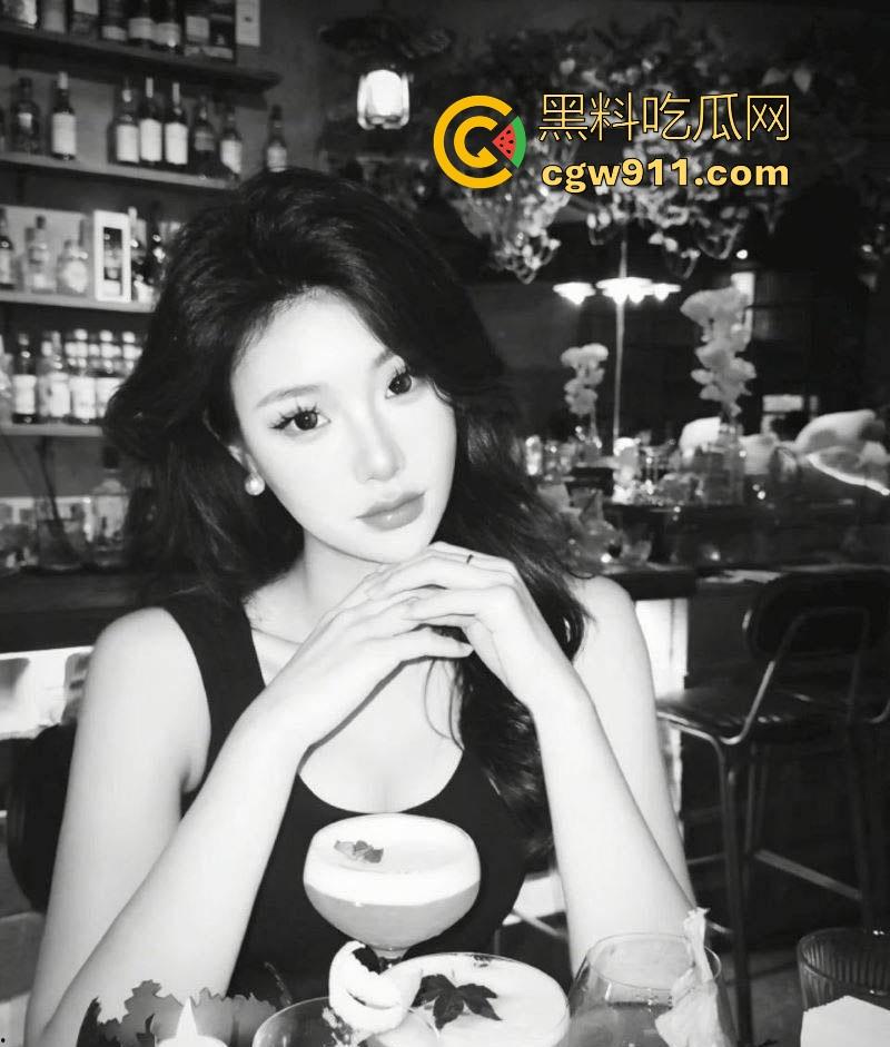 长沙LV极品销售【秦璐伊】高颜值极品身材，搭配紧身吊带裙配黑色小白袜，C杯美乳挺翘，被金主镜子前猛操后入！-3