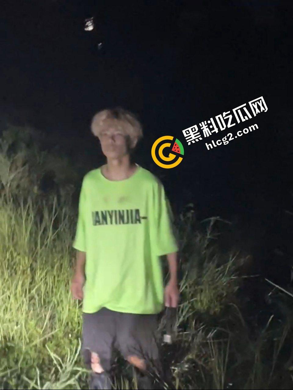 广西南宁精神小伙打架斗殴 铁棍抽打黄毛头 狂砸小毛驴 头破血流后仓皇逃走-8