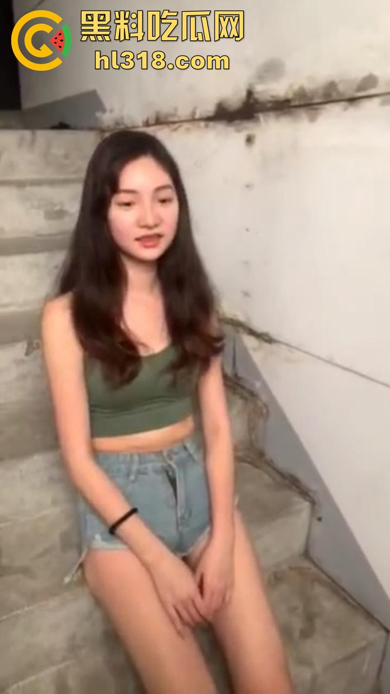 摄影师私拍长腿嫩妹，顶级身材颜值女神，逆天大长腿配饱满蜜桃臀，这种嫩模谁能扛得住啊！-1