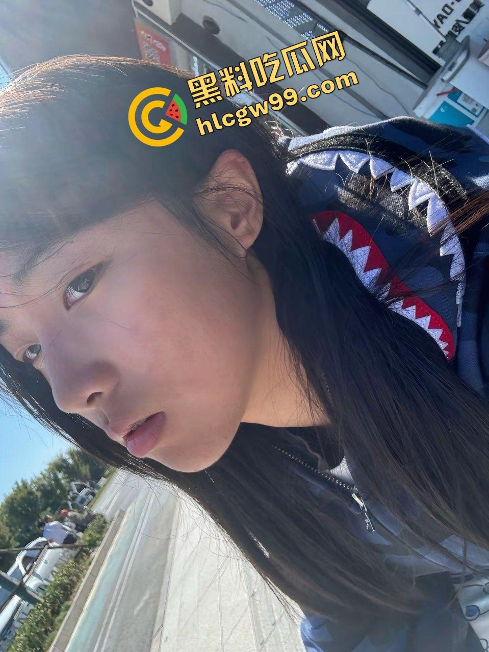 抖音清纯嫩妹反差女同【忧】私底下竟带着闺蜜一起约炮大哥，刺激深喉口爆淫荡双飞！-4